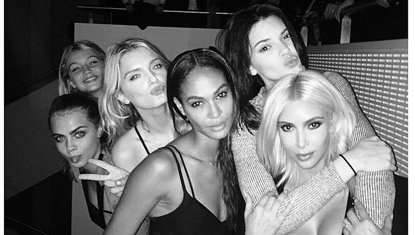 Kim Kardashian (vorne) und die Model-Crew: Auch Cara Delevingne versteckt sich unter den Mädchen Kim Kardashian (vorne) und die Model-Crew: Auch Cara Delevingne versteckt sich unter den Mädchen