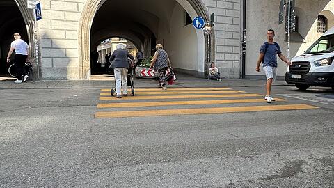 Nach wenigen Tagen fehlen dem Fußgängerstreifen ein paar Streifen. Nach wenigen Tagen fehlen dem Fußgängerstreifen ein paar Streifen.