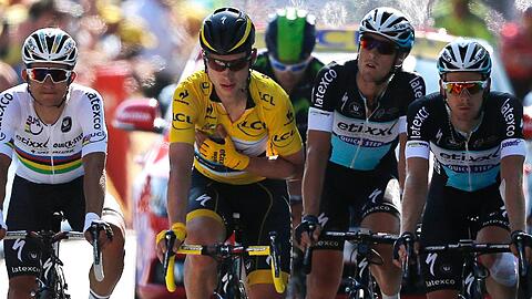 Mit Schmerzen durchs Ziel. Nach seinem Sturz konnte Tony Martin (Gelbes Trikot) nicht mehr mit dem linken Arm an seinen Lenker greifen.