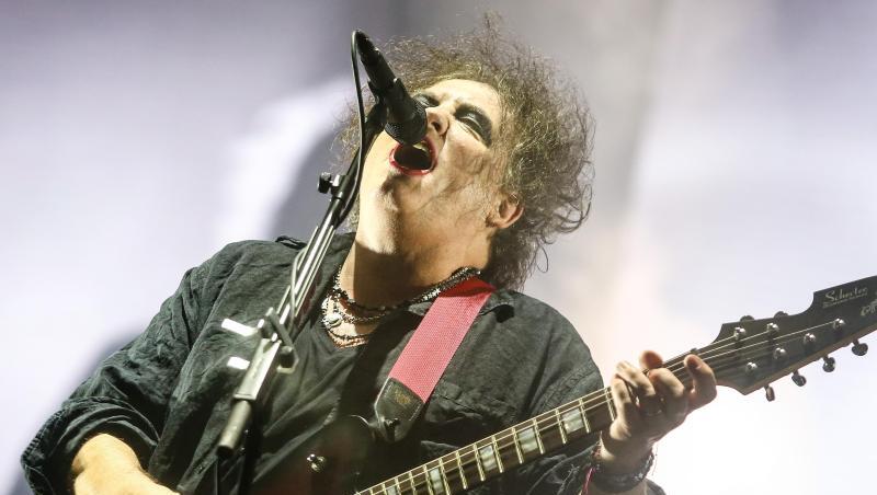 Die britische Band "The Cure" gibt mit Sänger Robert Smith beim Southside Festival ein Konzert. Die britische Band "The Cure" gibt mit Sänger Robert Smith beim Southside Festival ein Konzert.