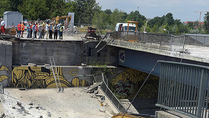 In Augsburg ist eine Wertach-Brücke bei Abriss-Arbeiten eingestürzt. Die Bilder. In Augsburg ist eine Wertach-Brücke bei Abriss-Arbeiten eingestürzt. Die Bilder.