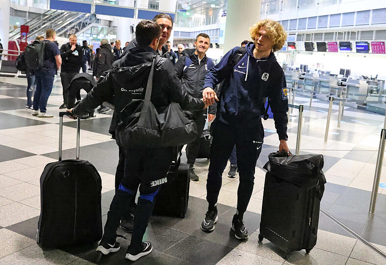Jesper Verlaat und Trainer Michael Köllner.