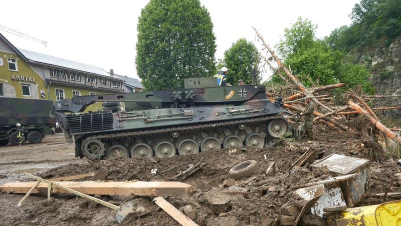 Ein Leopard-Bergepanzer der Bundeswehr ist in Schuld (Kreis Ahrweiler) im Einsatz, um Schutt zu räumen. Ein Leopard-Bergepanzer der Bundeswehr ist in Schuld (Kreis Ahrweiler) im Einsatz, um Schutt zu räumen.