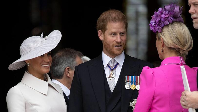 Direkt nach dem Gottesdienst unterhalten sich Herzogin Meghan (l.) und Prinz Harry noch mit seiner Cousine Zara Tindall. Direkt nach dem Gottesdienst unterhalten sich Herzogin Meghan (l.) und Prinz Harry noch mit seiner Cousine Zara Tindall.