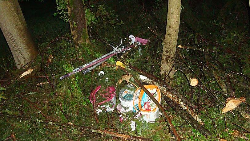 Der Fund der Polizei in der Nähe des Tatortes: Farbeimer und Malergegenstände, die die Täter versteckt haben. Der Fund der Polizei in der Nähe des Tatortes: Farbeimer und Malergegenstände, die die Täter versteckt haben.