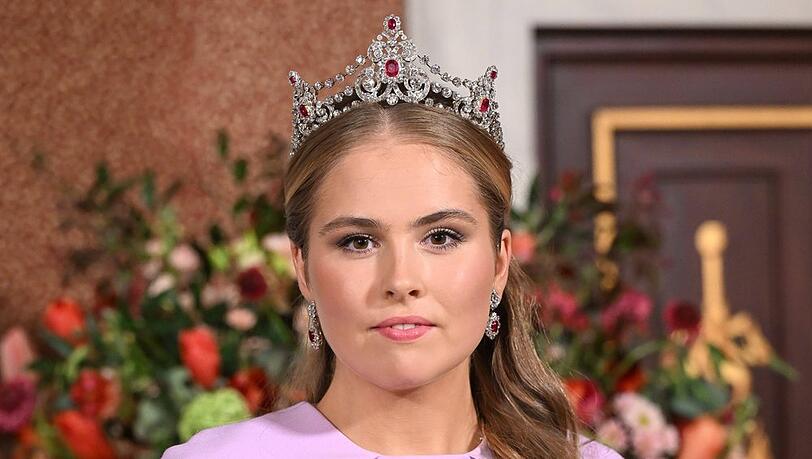 Eine Ehre für Thronfolgerin Amalia: Sie durfte die Rubin-Tiara der früheren Königin Emma tragen, die bereits das Haupt mehrere niederländischer Monarchinnen zierte. Eine Ehre für Thronfolgerin Amalia: Sie durfte die Rubin-Tiara der früheren Königin Emma tragen, die bereits das Haupt mehrere niederländischer Monarchinnen zierte.