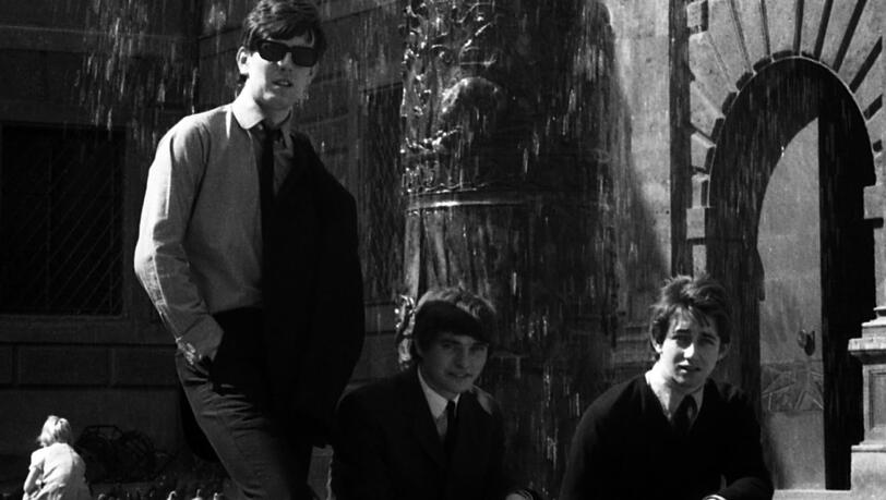 Der Münchner Uli Handel (Mitte) empfing Graham Nash (links) und Toni Hicks von The Hollies im August 1965 in München und betreute sie in den anschließenden 6 Tagen und Nächten. Das Foto stammt von Toni Hill, dem damaligen Hollies Roadmanager Der Münchner Uli Handel (Mitte) empfing Graham Nash (links) und Toni Hicks von The Hollies im August 1965 in München und betreute sie in den anschließenden 6 Tagen und Nächten. Das Foto stammt von Toni Hill, dem damaligen Hollies Roadmanager