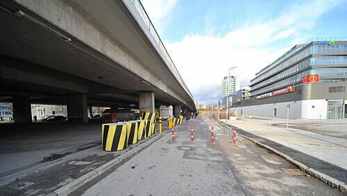 Eine Asphaltwüste, an der die Münchner nachts schnell zu ihrem Auto hasten. Der Tengelmann am Arnulfpark braucht die Fläche der Donnersbergerbrücke als Parkareal. Eine Asphaltwüste, an der die Münchner nachts schnell zu ihrem Auto hasten. Der Tengelmann am Arnulfpark braucht die Fläche der Donnersbergerbrücke als Parkareal.