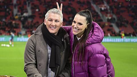 Bastian Schweinsteiger und Esther Sedlaczek sind das Duo der ARD für die Länderspiele der deutschen Nationalmannschaft. Bastian Schweinsteiger und Esther Sedlaczek sind das Duo der ARD für die Länderspiele der deutschen Nationalmannschaft.
