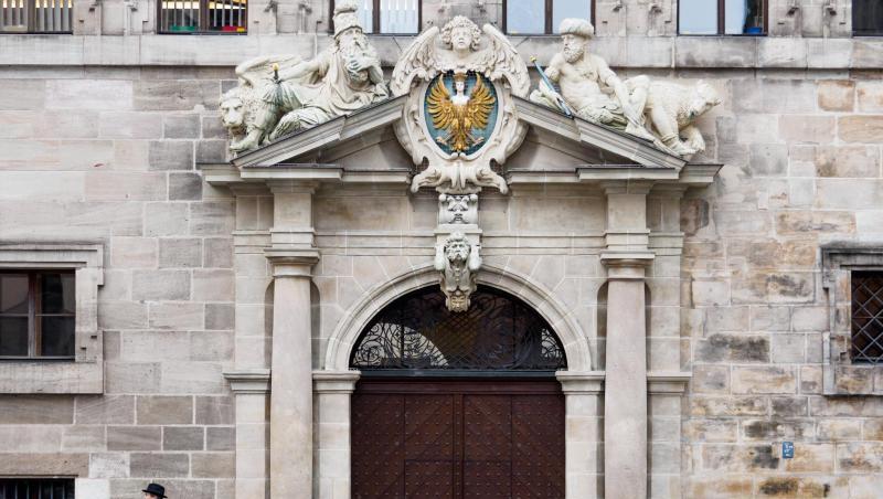 Ein Mann geht am Alten Rathaus in Nürnberg vorbei. Foto: Nicolas Armer/Archivbild Ein Mann geht am Alten Rathaus in Nürnberg vorbei. Foto: Nicolas Armer/Archivbild