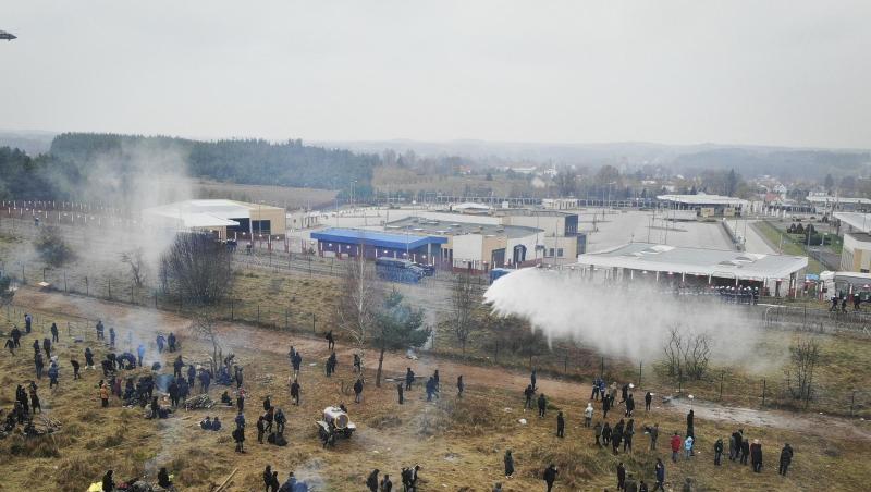 Polnische Grenzsoldaten setzen Wasserwerfer gegen Migranten ein. Polnische Grenzsoldaten setzen Wasserwerfer gegen Migranten ein.