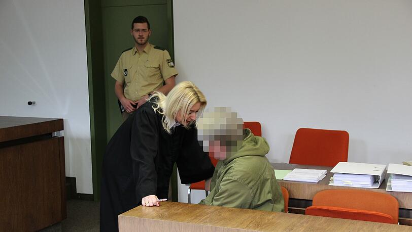 Vor Prozessbeginn: Robert S. auf der Anklagebank im Gespräch mit seiner Anwältin Heidi Pioch. Vor Prozessbeginn: Robert S. auf der Anklagebank im Gespräch mit seiner Anwältin Heidi Pioch.