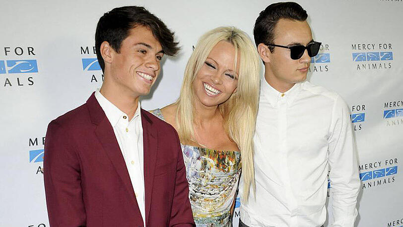 Pamela Anderson mit ihren Söhnen Dylan (l.) und Brandon Pamela Anderson mit ihren Söhnen Dylan (l.) und Brandon