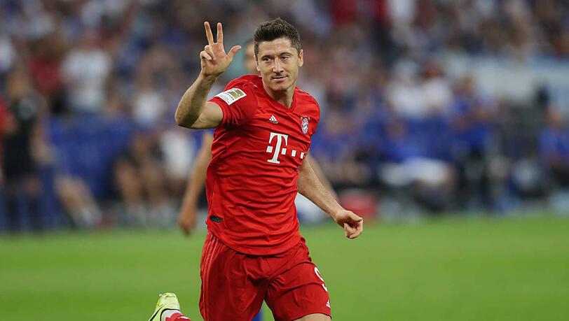 Drei Tore, drei Finger: Bayerns Stürmerstar Lewandowski. Drei Tore, drei Finger: Bayerns Stürmerstar Lewandowski.