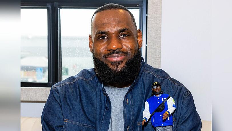 Basketballstar LeBron James gemeinsam mit seiner "Kenbassador"-Puppe. Basketballstar LeBron James gemeinsam mit seiner "Kenbassador"-Puppe.