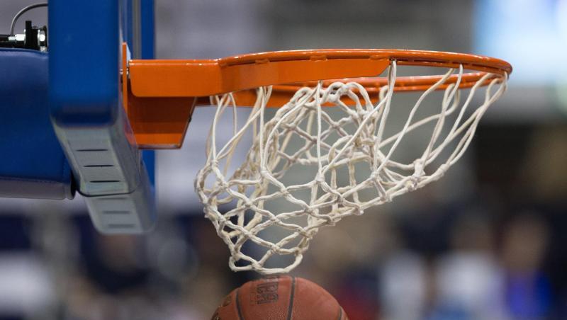 Ein Basketball fällt durch das Netz vom Basketballkorb. Ein Basketball fällt durch das Netz vom Basketballkorb.