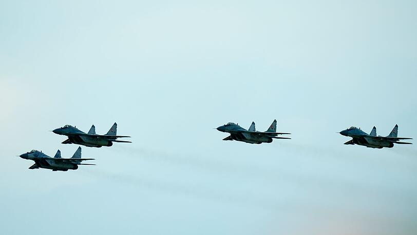 Kampfjets vom Typ MiG-29 während einer Flugshow (Archivbild). Kampfjets vom Typ MiG-29 während einer Flugshow (Archivbild).
