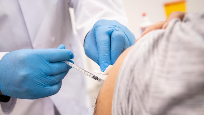 Ein Mann erhält eine Auffrischungsimpfung gegen das Coronavirus. Ein Mann erhält eine Auffrischungsimpfung gegen das Coronavirus.