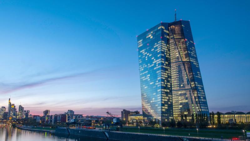 Die Lichter in den Büros der Europäischen Zentralbank (EZB) leuchten in der Abenddämmerung. Die Lichter in den Büros der Europäischen Zentralbank (EZB) leuchten in der Abenddämmerung.