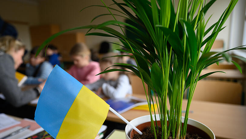 Grundschüler aus der Ukraine sitzen im Klassenzimmer einer Schule in Sachen-Anhalt. (Symbolbild) Grundschüler aus der Ukraine sitzen im Klassenzimmer einer Schule in Sachen-Anhalt. (Symbolbild)