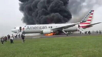 Auf Twitter wurde ein Video von dem Unglück geteilt. Beim Start fing das Flugzeug in Chicago Feuer. Auf Twitter wurde ein Video von dem Unglück geteilt. Beim Start fing das Flugzeug in Chicago Feuer.