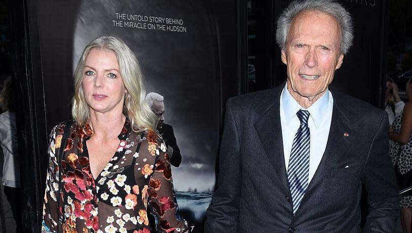 Christina Sandera und Clint Eastwood bei einem gemeinsamen Auftritt. Christina Sandera und Clint Eastwood bei einem gemeinsamen Auftritt.