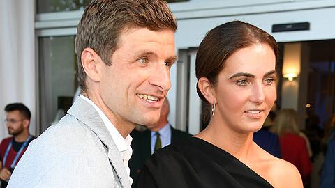 Thomas Müller ist wieder bei Ehefrau Lisa in Bayern. Doch er sehnt sich offenbar nach seiner neuen Heimat. Thomas Müller ist wieder bei Ehefrau Lisa in Bayern. Doch er sehnt sich offenbar nach seiner neuen Heimat.