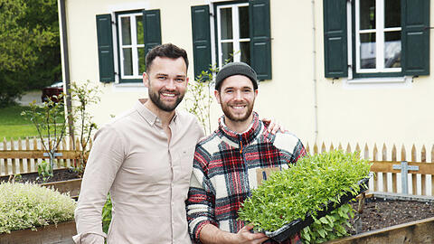 Lukas Spendler (l.) und der Koch Lukas Adebahr. Auch bei Regenwetter wächst schon so einiges in ihrem Garten. Lukas Spendler (l.) und der Koch Lukas Adebahr. Auch bei Regenwetter wächst schon so einiges in ihrem Garten.