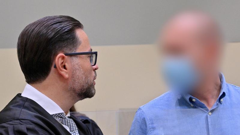 Der Angeklagte (r) steht beim Beginn des Prozess gegen ihn wegen des Verdachts des Verstoßes gegen das Arzneimittel- und Dopinggesetze mit seinem Anwalt Juri Goldstein zusammen. Der Angeklagte (r) steht beim Beginn des Prozess gegen ihn wegen des Verdachts des Verstoßes gegen das Arzneimittel- und Dopinggesetze mit seinem Anwalt Juri Goldstein zusammen.
