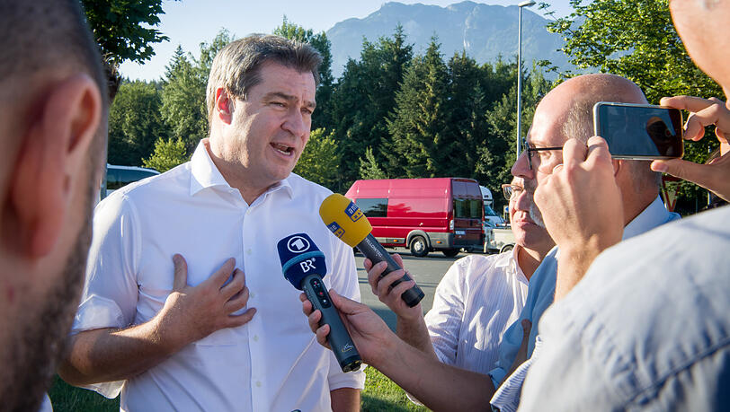 Sinn für Inszenierung: Bayerns Ministerpräsident macht auf dem Weg nach Linz am Walserberg Pause - dort, wo bereits registrierte Flüchtlinge zurückgeschickt werden sollen. Sinn für Inszenierung: Bayerns Ministerpräsident macht auf dem Weg nach Linz am Walserberg Pause - dort, wo bereits registrierte Flüchtlinge zurückgeschickt werden sollen.