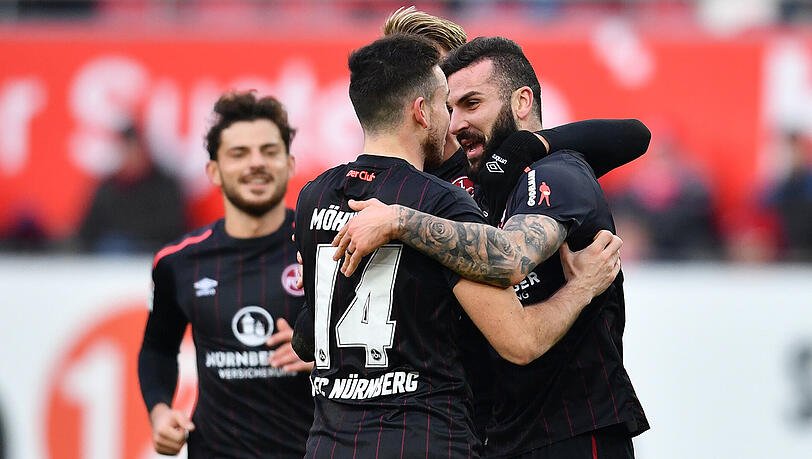 Die Prodfis des 1. FC Nürnberg würden nur zu gerne auch im Pokal-Achtelfinalspiel gegen den VfL Wolfsburg jubeln - so wie das Torschütze Mikael Ishak (rechts) nach seinem Tor zum 1:0 gegen den 1. FC Kaiserslautern tut (Endstand 1:1). Die Prodfis des 1. FC Nürnberg würden nur zu gerne auch im Pokal-Achtelfinalspiel gegen den VfL Wolfsburg jubeln - so wie das Torschütze Mikael Ishak (rechts) nach seinem Tor zum 1:0 gegen den 1. FC Kaiserslautern tut (Endstand 1:1).