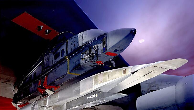 Der Hyperschalljet X-51A Waverider
(Wellenreiter), der gemeinsam mit der Flugzeughersteller Boeing
entwickelt wurde, soll den Planungen zufolge zumindest wenige Minuten
lang auf eine Geschwindigkeit von 7000 Kilometer pro Stunde kommen -
damit wäre London von New York in rund einer Stunde zu erreichen. Der Hyperschalljet X-51A Waverider
(Wellenreiter), der gemeinsam mit der Flugzeughersteller Boeing
entwickelt wurde, soll den Planungen zufolge zumindest wenige Minuten
lang auf eine Geschwindigkeit von 7000 Kilometer pro Stunde kommen -
damit wäre London von New York in rund einer Stunde zu erreichen.