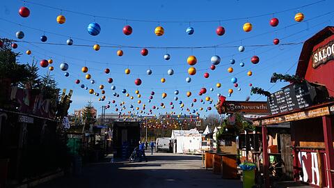 Das Tollwood-Winterfestival bietet erneut eine Fülle an kreativen, weihnachtlichen und kulinarischen Angeboten. Am Montag laufen die letzten Vorbereitungen, bevor die Tore am Dienstag um 14 Uhr geöffnet werden. Das Tollwood-Winterfestival bietet erneut eine Fülle an kreativen, weihnachtlichen und kulinarischen Angeboten. Am Montag laufen die letzten Vorbereitungen, bevor die Tore am Dienstag um 14 Uhr geöffnet werden.