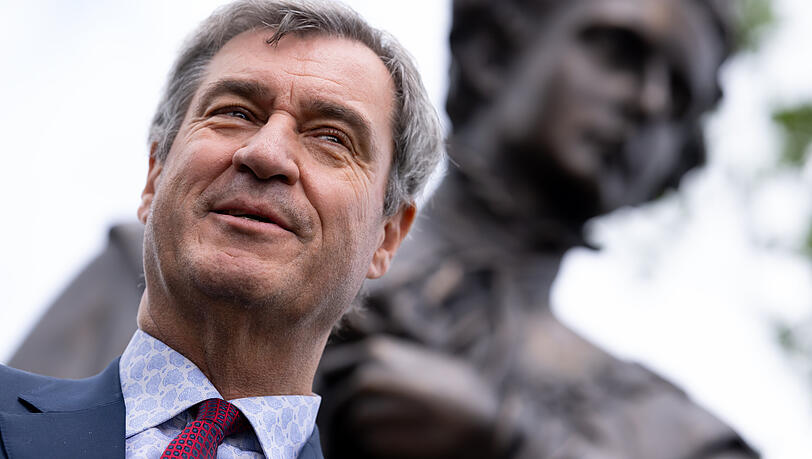 Markus Söder (CSU), Ministerpräsident von Bayern, steht nach der Enthüllung an der Corneliusbrücke vor dem neuen Ludwig II.-Denkmal. Markus Söder (CSU), Ministerpräsident von Bayern, steht nach der Enthüllung an der Corneliusbrücke vor dem neuen Ludwig II.-Denkmal.
