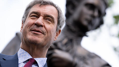 Markus Söder (CSU), Ministerpräsident von Bayern, steht nach der Enthüllung an der Corneliusbrücke vor dem neuen Ludwig II.-Denkmal. Markus Söder (CSU), Ministerpräsident von Bayern, steht nach der Enthüllung an der Corneliusbrücke vor dem neuen Ludwig II.-Denkmal.