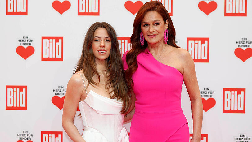 Vanessa Mai (li) ist mit dem Stiefsohn von Andrea Berg verheiratet. Die Schlagersängerinnen kennen die Sonnen- und Schattenseiten der Branche. Vanessa Mai (li) ist mit dem Stiefsohn von Andrea Berg verheiratet. Die Schlagersängerinnen kennen die Sonnen- und Schattenseiten der Branche.