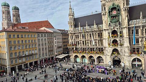 Bei der Kundgebung auf dem Marienplatz in München positionieren sich Menschen gegen die Aussage zum "Stadtbild" von Kanzler Friedrich Merz. Bei der Kundgebung auf dem Marienplatz in München positionieren sich Menschen gegen die Aussage zum "Stadtbild" von Kanzler Friedrich Merz.