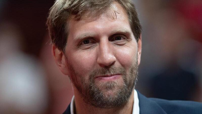 Während der Coronavirus-Pandemie als Heimlehrer gefragt: Dirk Nowitzki. Während der Coronavirus-Pandemie als Heimlehrer gefragt: Dirk Nowitzki.