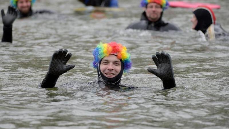 Kostümierte Wasserretter schwimmen auf der Donau. Foto: Stefan Puchner Kostümierte Wasserretter schwimmen auf der Donau. Foto: Stefan Puchner