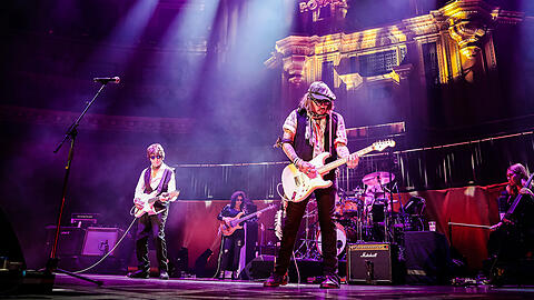 Johnny Depp gemeinsam mit Jeff Beck auf der Bühne. Johnny Depp gemeinsam mit Jeff Beck auf der Bühne.