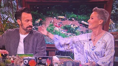 Sonja Zietlow blickt Jan Köppen irritiert während der TV-Panne an: "Entschuldigung, hast du das jetzt gesagt?" Sonja Zietlow blickt Jan Köppen irritiert während der TV-Panne an: "Entschuldigung, hast du das jetzt gesagt?"