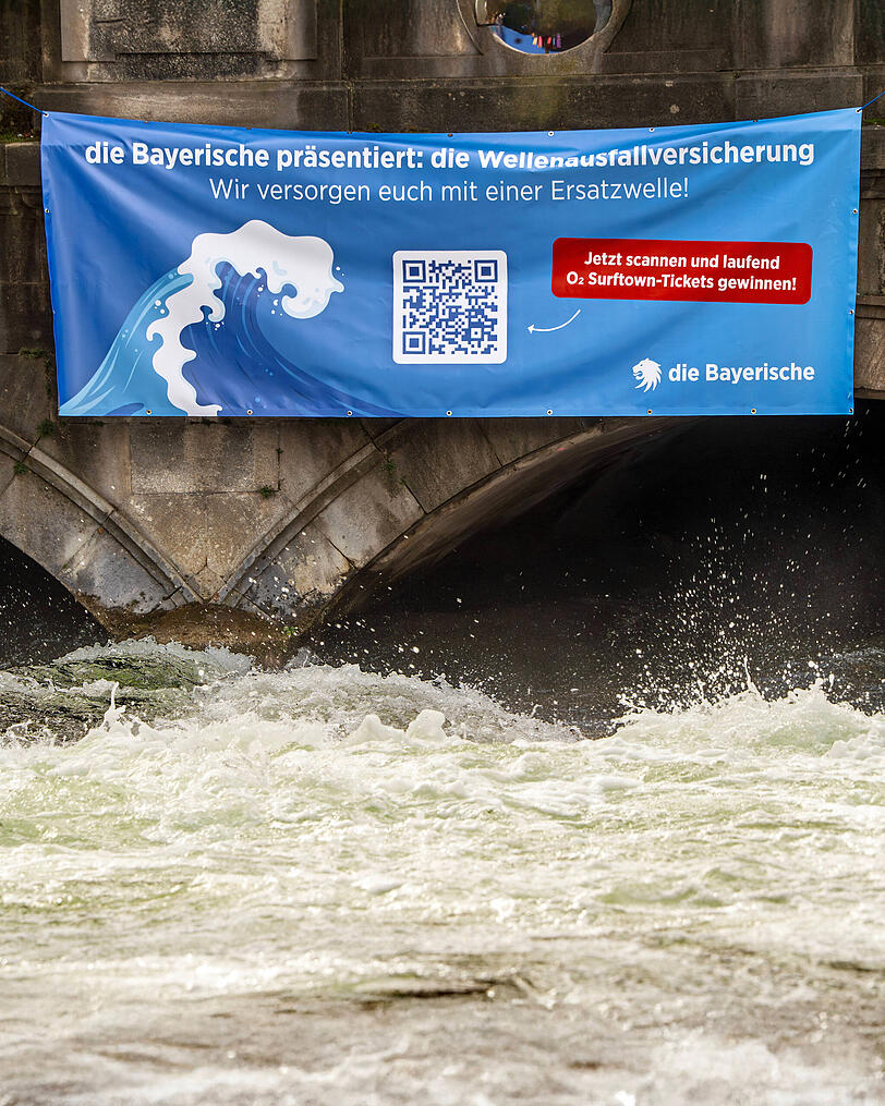 Mit einem spontanen Gewinnspiel richtet sich "Die Bayerische" an die Surfer an der Eisbachwelle. Mit einem spontanen Gewinnspiel richtet sich "Die Bayerische" an die Surfer an der Eisbachwelle.