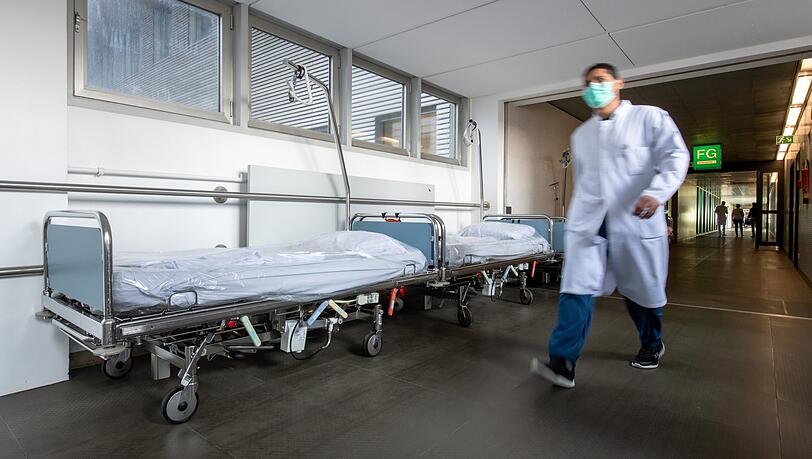 Leere Patientenbetten stehen im Krankenhaus Großhadern auf dem Gang. Leere Patientenbetten stehen im Krankenhaus Großhadern auf dem Gang.