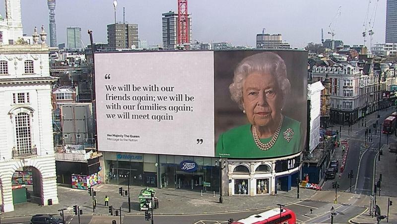 Ein Bild von Königin Elizabeth II. und Zitate aus ihrer Ansprache werden auf einer Anzeigetafel am Piccadilly Circus in London gezeigt. Ein Bild von Königin Elizabeth II. und Zitate aus ihrer Ansprache werden auf einer Anzeigetafel am Piccadilly Circus in London gezeigt.