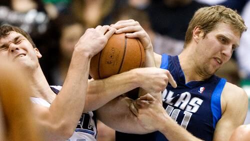 Hart ging's zu beim Spiel der Mavericks gegen Utah: Dirk Nowitzki (r.) wurde nach einen Faustschlag des Feldes verwiesen. Hart ging's zu beim Spiel der Mavericks gegen Utah: Dirk Nowitzki (r.) wurde nach einen Faustschlag des Feldes verwiesen.