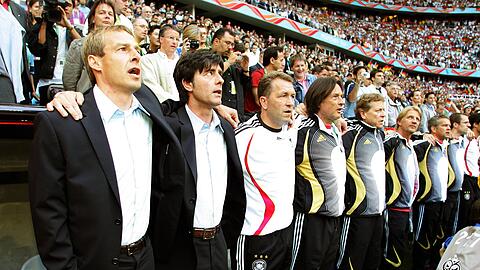 Voller Fokus: Bundestrainer Jürgen Klinsmann und sein Team singen die Hymne vor dem Eröffnungsspiel der WM 2006. Voller Fokus: Bundestrainer Jürgen Klinsmann und sein Team singen die Hymne vor dem Eröffnungsspiel der WM 2006.