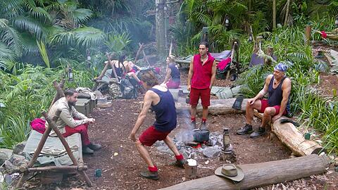 Jörg Dahlmann demonstriert seinen Gesprächspartnern den gebückten Gang des schwerreichen FIFA-Präsidenten Gianni Infantino. Jörg Dahlmann demonstriert seinen Gesprächspartnern den gebückten Gang des schwerreichen FIFA-Präsidenten Gianni Infantino.