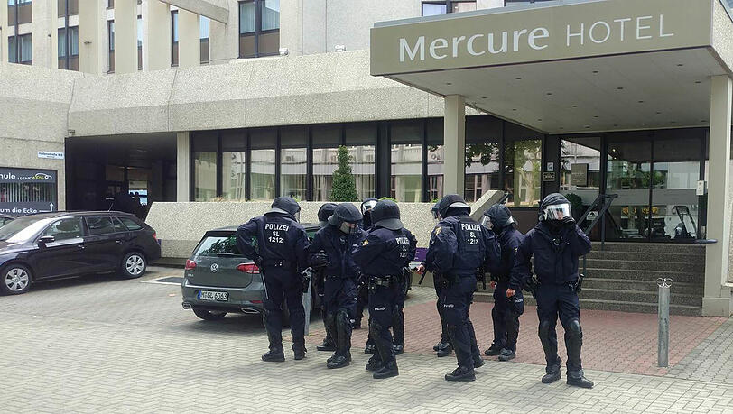Ausnahmezustand in Saarbrücken: Vor dem Relegationshinspiel ist die Polizei im Großeinsatz. Ausnahmezustand in Saarbrücken: Vor dem Relegationshinspiel ist die Polizei im Großeinsatz.