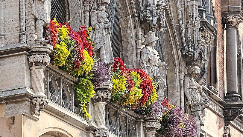 Bunte Blumen auf dem Rathaus-Balkon. Bunte Blumen auf dem Rathaus-Balkon.