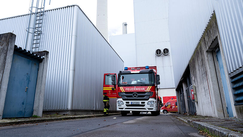 Ein Einsatzfahrzeug der Feuerwehr steht auf dem Gelände des Heizkraftwerkes in Unterföhring. Ein Einsatzfahrzeug der Feuerwehr steht auf dem Gelände des Heizkraftwerkes in Unterföhring.